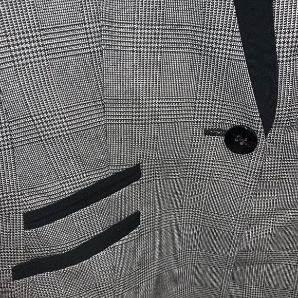 Flattering Classic Blazer - Picture 2 of 3